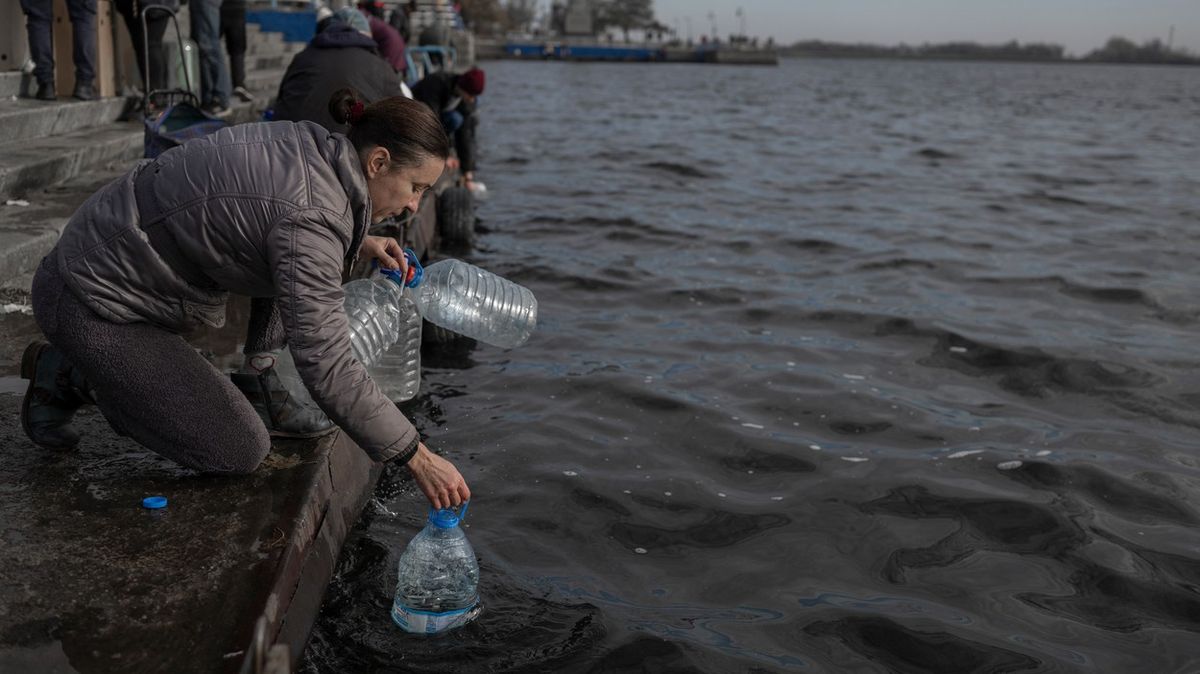 Fotky z Chersonu: Lidé jsou bez pitné vody, s kanystry chodí k řece